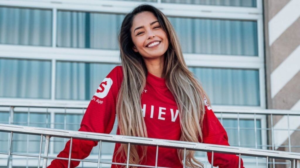 the rise of valkyrae how she became the face of 100 thieves