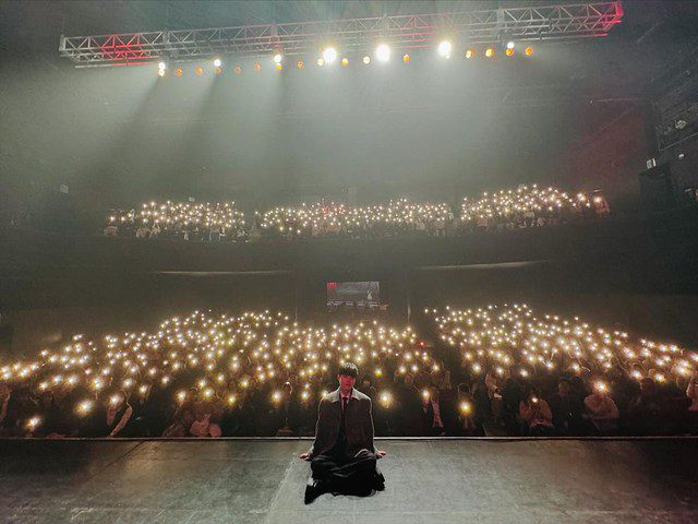 Deft at the fan meeting before heading to military service