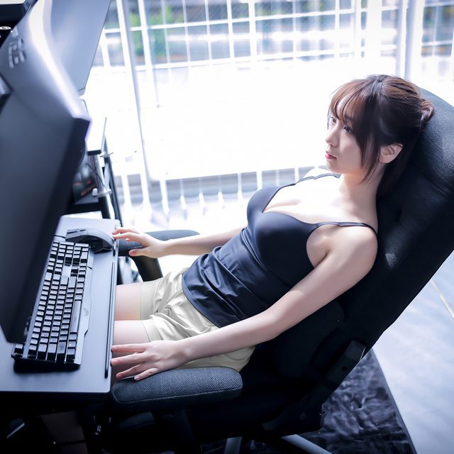 Just lying down in front of a gaming setup, the hot girl leaves the internet buzzing