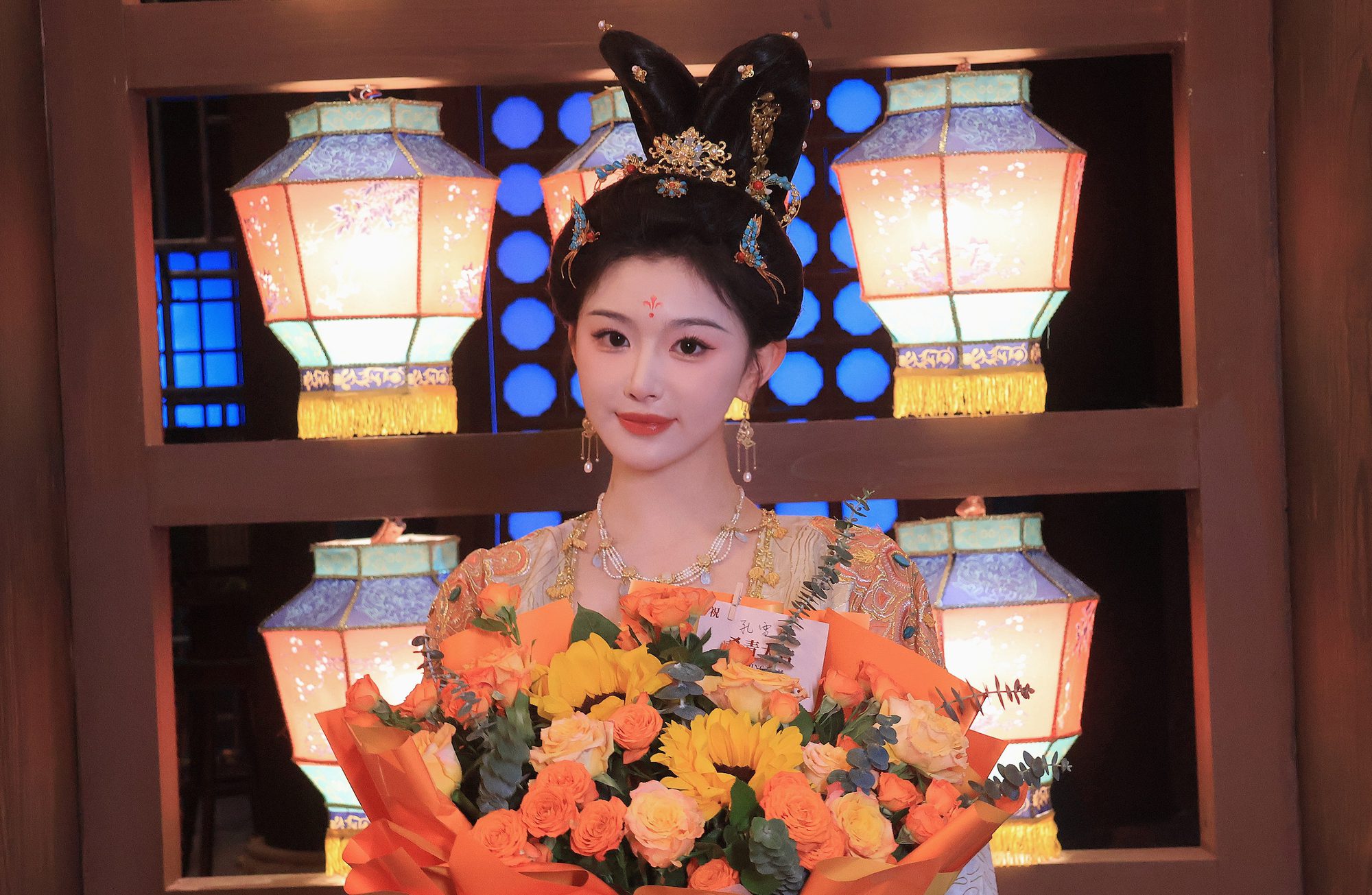 Kong Tuyet Nhi in traditional costume