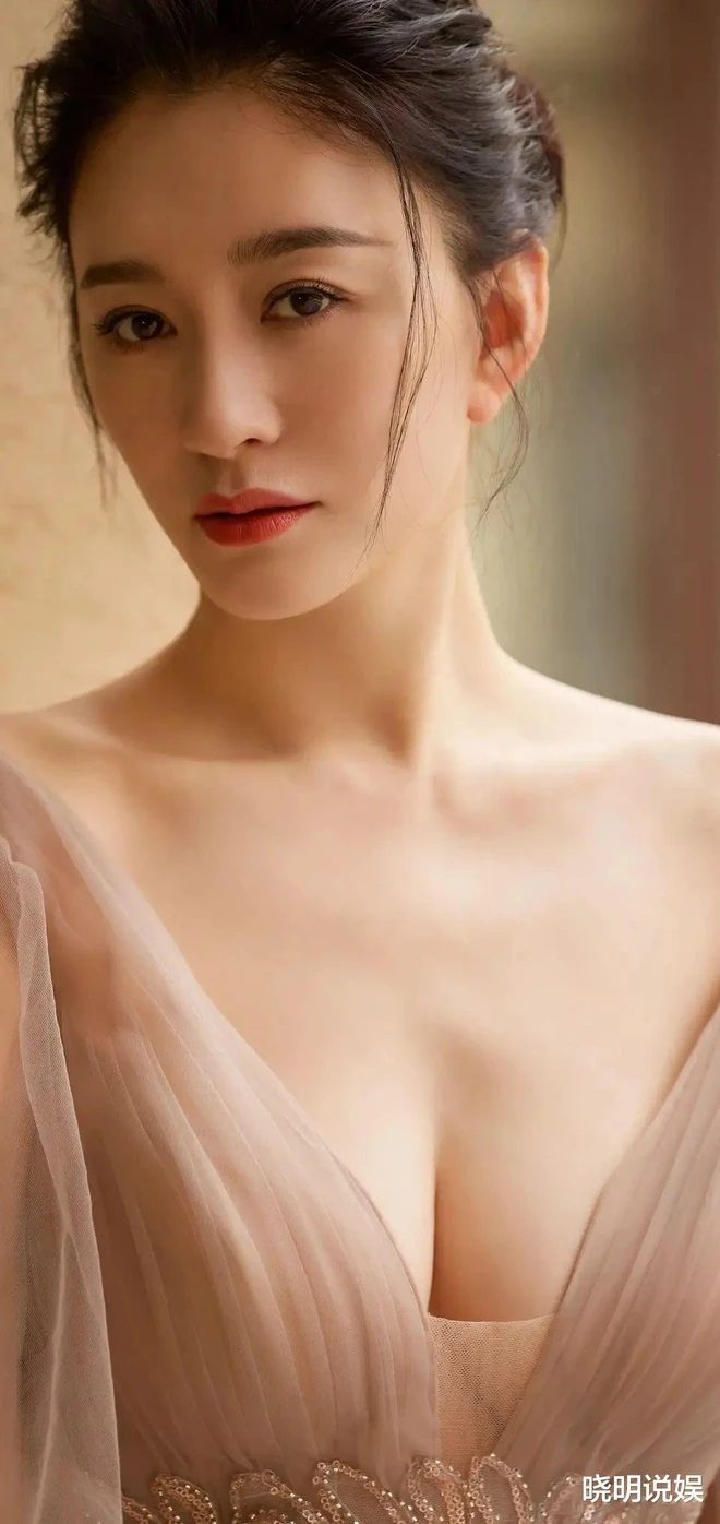 Li Xiaonian is a renowned beauty in the Chinese entertainment industry.