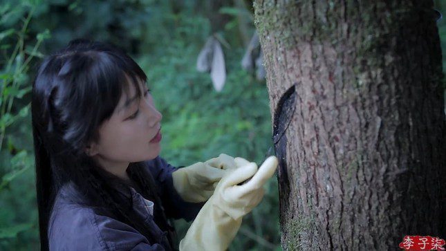 LÃ½ Tá»­ Tháº¥t introduces her new wood carving skills.