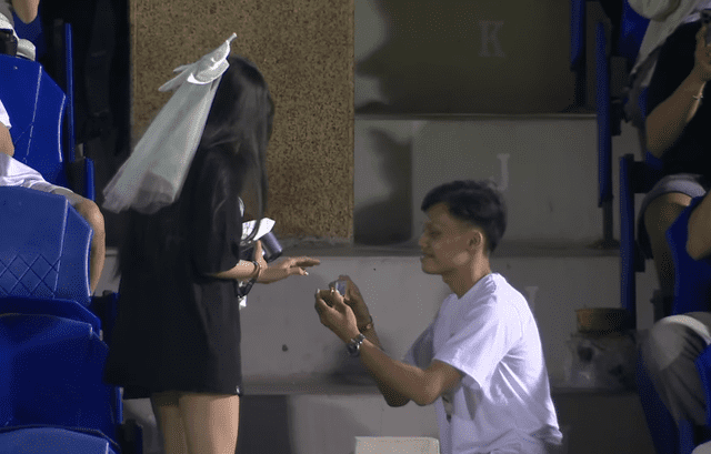 The happiest female fan of Do Mixi today, being proposed to at the Mixi Cup Football Tournament - Photo 5.