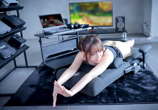 Just lying down in front of a gaming setup, the hot girl leaves the internet buzzing