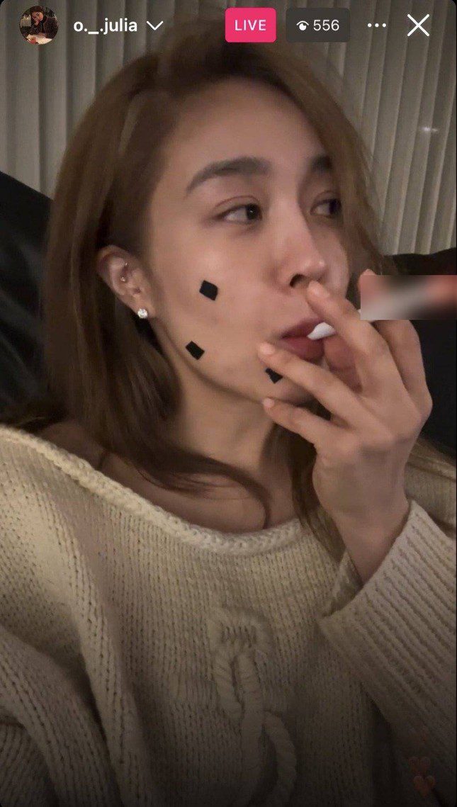 Ock Joo Hyun livestream uses vitamin stick causing controversy.