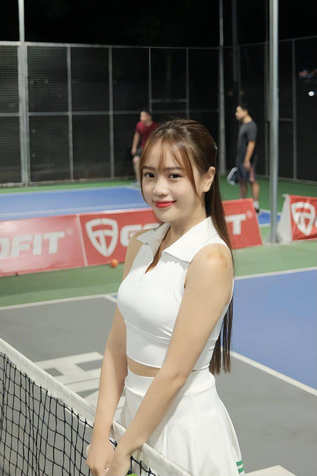 Mai Linh Zuto showcasing her figure on the pickleball court