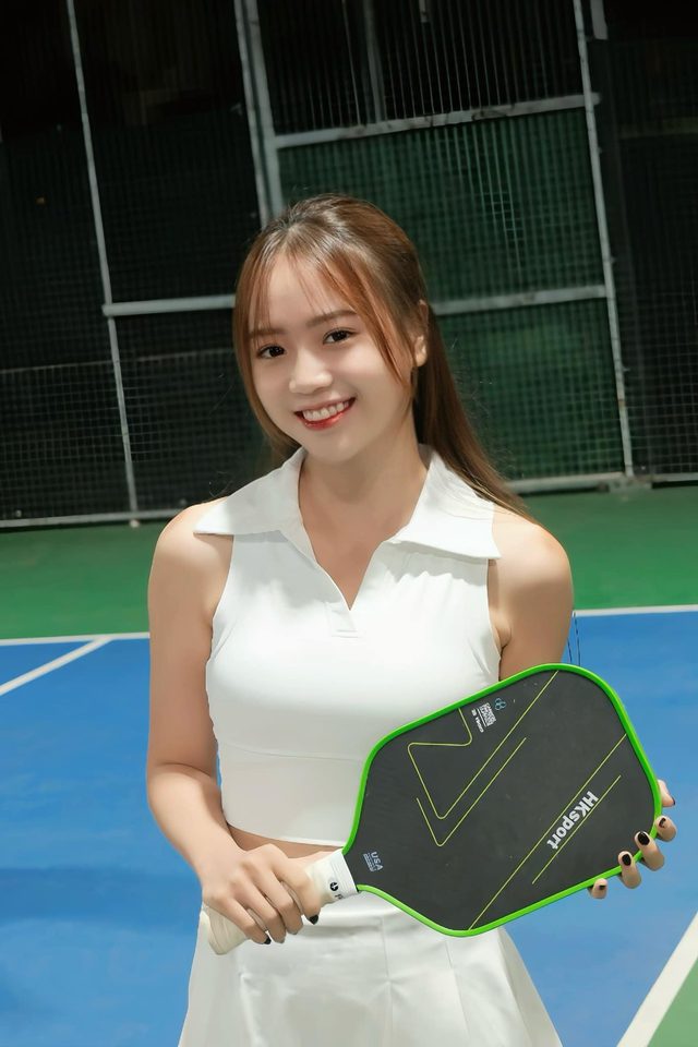 Mai Linh Zuto showcasing her figure on the pickleball court