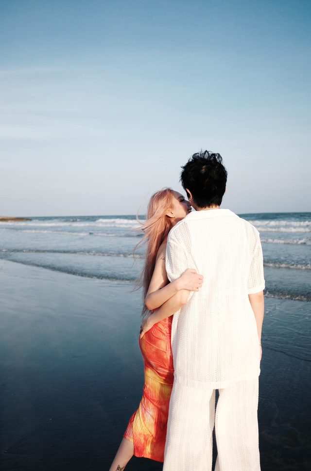 Xoài Non and Gil Lê on the beach