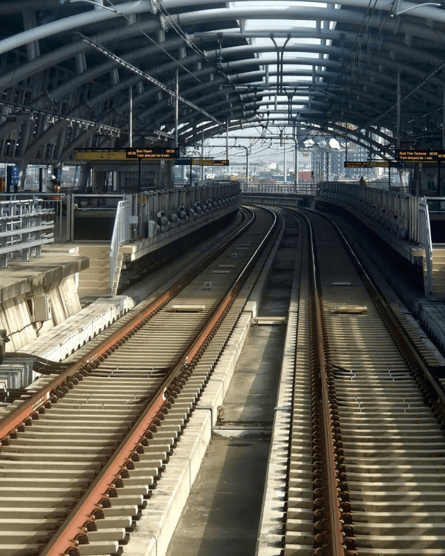 Images at Ben Thanh - Suoi Tien Metro