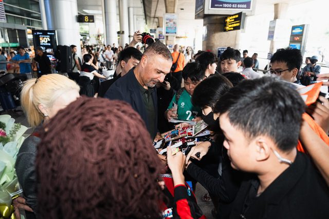 Ruud Gullit is welcomed by fans at the airport