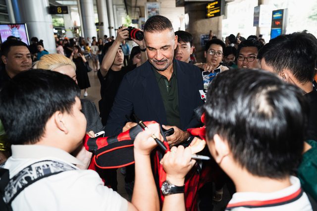 The legendary player signs autographs and interacts after a long flight