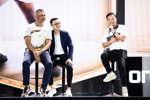 Two legends Gullit and Hong Son interact with fans