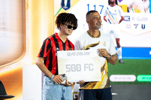 A fan cosplays Gullit in the AC Milan jersey