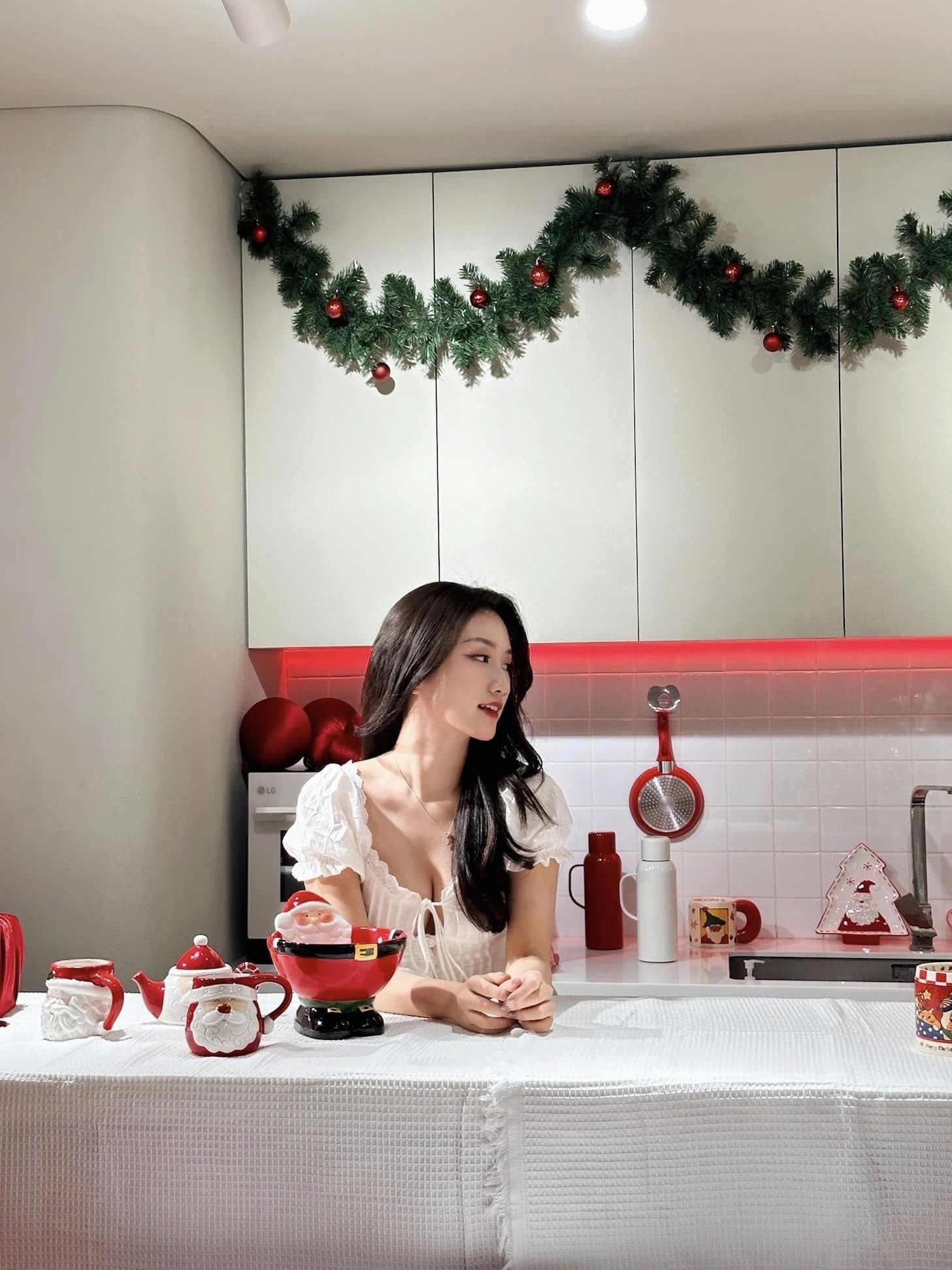 MC Linh Nang showcases stunning Christmas photos, captivating gamers