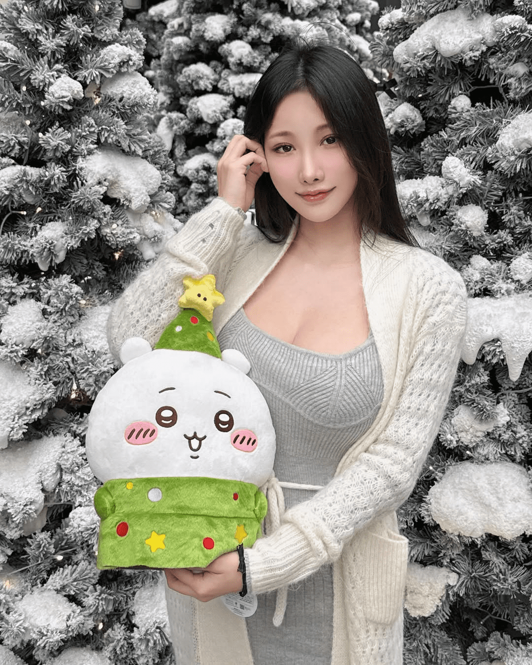 Christmas, coser 'Super Vong 1' attracts attention with new photos, showcasing her stunning silhouette.