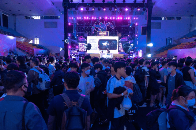 Thousands of passionate fans at the immersive experience featuring AOC and Philips displays at the Into The Arcane event hosted by VNGGames.